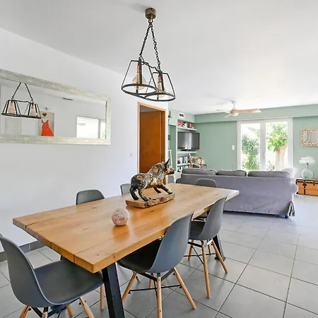 3 Bedroom Beautiful In Remoulins