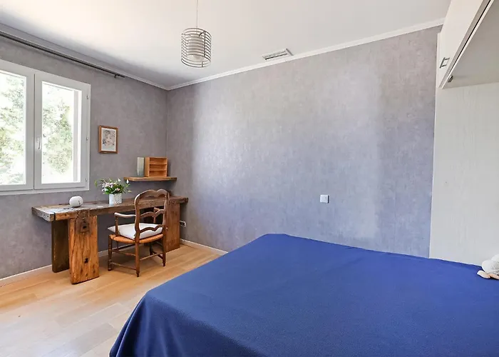 3 Bedroom Beautiful In Ремулен
